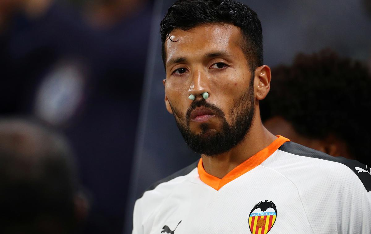 Ezequiel Garay | Ezequiel Garay je prvi s koronavirusom okuženi nogometaš španskega prvenstva. Nosi dres Valencie, na tekmi lige prvakov prejšnji teden z Atalanto pa ni igral. | Foto Reuters