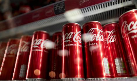 Coca-Cola s polic umika več pijač, kupce poziva: Nikar jih ne pijte