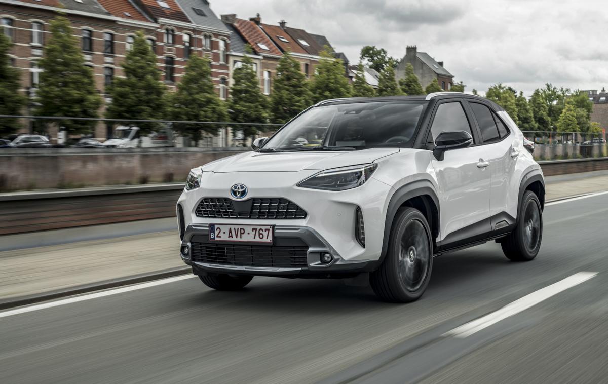 Toyota yaris cross | Yaris cross je dolg 4,18 metra, širok je 1,76 metra in visok 1,59 metra. V primerjavi z yarisom je kar občutno daljši (za 24 centimetrov!), približno enako širok in kar nekaj centimetrov višji (9,5 centimetra). Medosna razdalja je z 2,56 metra enaka kot pri yarisu.  | Foto Toyota