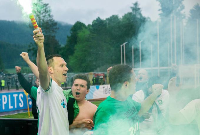 V njegovih rokah se je prvič v življenju znašla bakla in poskrbela, da je ostal brez nekaj las. | Foto: 