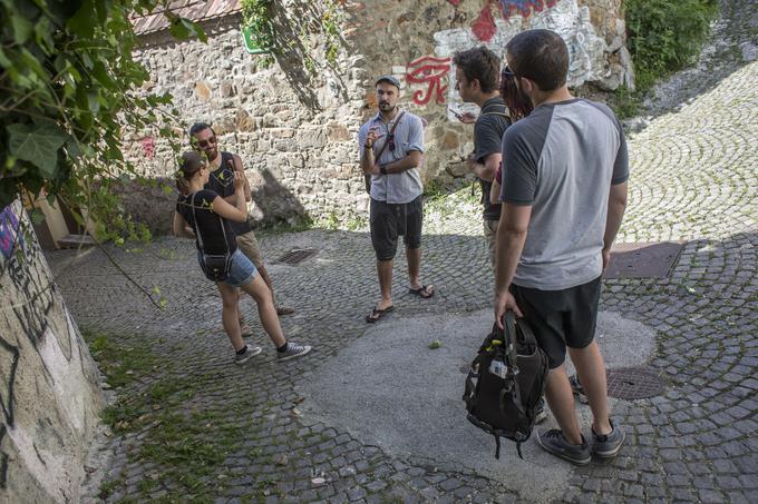 Grafitom lahko sledite tudi na poti na grad. | Foto: Matej Leskovšek