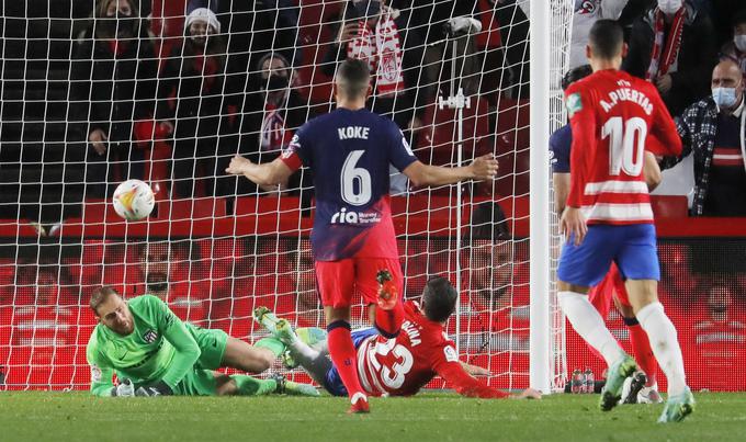 Zadnji nogometaš, ki je premagal Jana Oblaka leta 2021 (Atletico bo prvenstvo nadaljeval 2. januarja 2022), je Jorge Molina. V 61. minuti je Granadi zagotovil zmago z 2:1. | Foto: Reuters