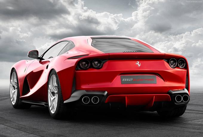 Novi ferrari 812 superfast je oblikovan precej agresivno in tudi s tega vidika nadgradnja modela F12 berlinetta. Manjše popravke je dobil tudi v notranjosti. | Foto: Ferrari