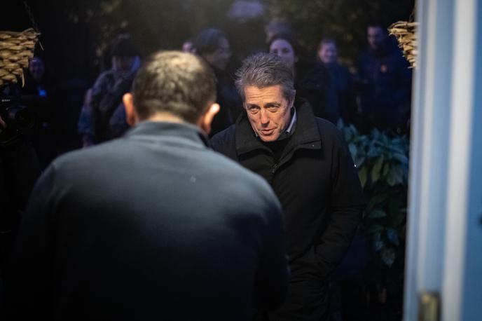 Hugh Grant | Hugh je šel – kot premier v Pravzaprav ljubezen – od vrat do vrat spoznavati ljudi in jih nagovarjati, naj ne volijo Johnsona. | Foto Getty Images