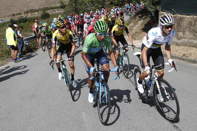 Nairo Quintana Alejandro Valverde | Nairo Quintana se je s šestega mesta v skupnem seštevku prebil na drugo. V primerjavi z vodilnim Primožem Rogličem je pridobil skoraj pet minut in pol. Kisovčan ima zdaj pred Kolumbijcem dve minuti in 24 sekund prednosti. | Foto Luis Angel Gomez/PhotogomezSport