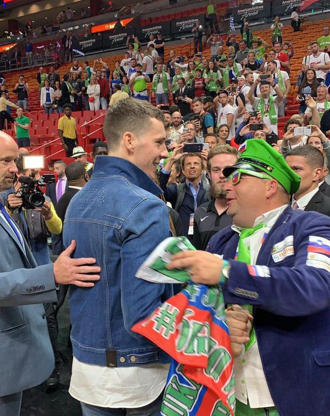 Med gručo navijačev je bil tudi Aleksander Javornik, verjetno najbolj znan slovenski navijač. | Foto: Slavko Baranja/STA