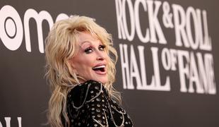 Dolly Parton in Eminema sprejeli v dvorano slavnih rock and rolla