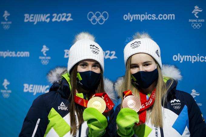 Urša Bogataj Nika Križnar  OI podelitev kolajn | Foto: Anže Malovrh/STA