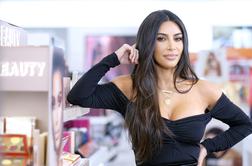 Je to sploh še mogoče? Kim Kardashian oblekla najbolj šokantno opravo.