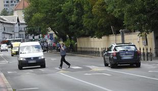 81-letni voznik peški izsilil prednost. S hudimi poškodbami v bolnišnici.