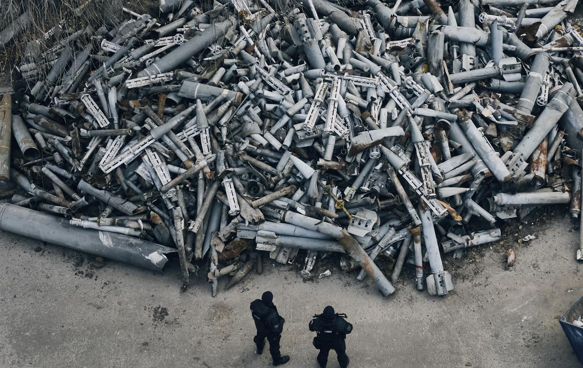 Ostanki ruskih raket, ki so zadele Harkov | Kasetno strelivo ruska vojska uporablja že od samega začetka (na fotografiji so ostanki ruskih raket, tudi tistih s kasetnim strelivom, ki so jih Rusi izstrelili na ukrajinsko mesto Harkov). Od letos kasetno strelivo uporabljajo tudi Ukrajinci. | Foto Guliverimage