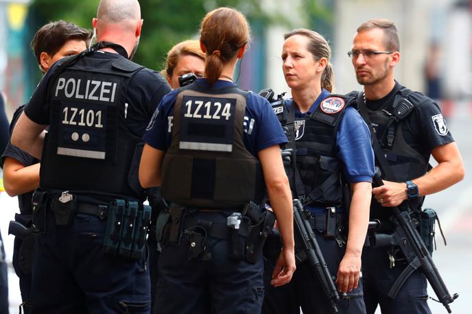 nemška policija | Ranjeni je pomoč poiskal pri zaposlenem na bencinski črpalki. To so po incidentu zaradi forenzične preiskave zaprli do večernih ur. Fotografija je simbolična. | Foto Reuters