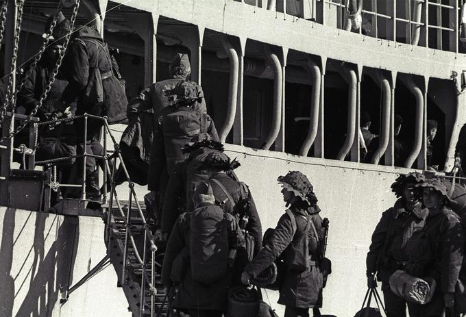 Še zadnji vojaki JLA zapuščajo Slovenijo; fotografija je iz 25. oktobra 1991. | Foto: Bobo