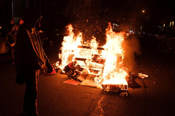 Protesti v Filadelfiji | V Filadelfiji so zaradi nasilnih protestov po smrti temnopoltega moškega med poskusom aretacije uvedli policijsko uro. | Foto Reuters