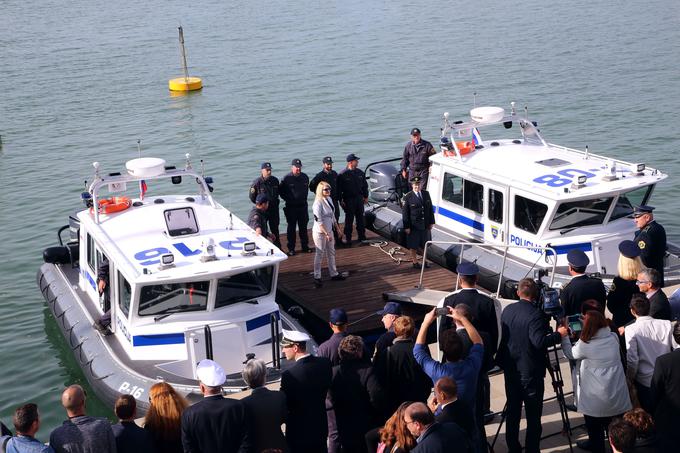 Čolna gumenjaka, ki ju je danes prevzela in s katerima bo upravljala postaja Pomorske policije Koper, bosta služila izpolnjevanju nalog varovanja državne meje na morju, nadzoru nad varnostjo plovbe, pomorski ekologiji ter reševanju ljudi in premoženja na morju. | Foto: Zdravko Primožič/FPA