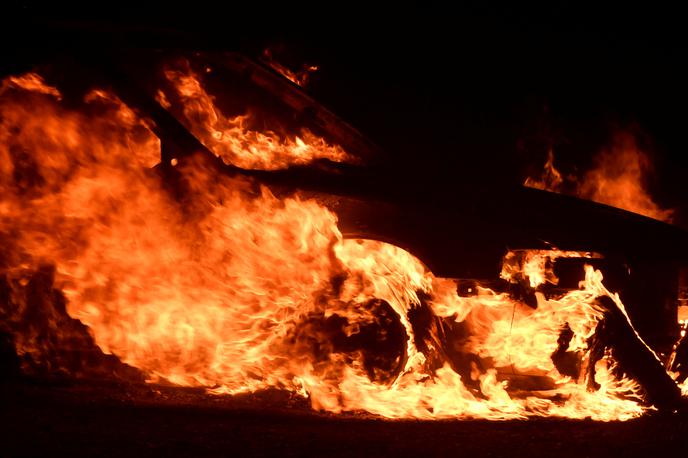 avto ogenj | Po do zdaj zbranih obvestilih je na poslopju zaradi požara nastala velika gmotna škoda. | Foto Reuters