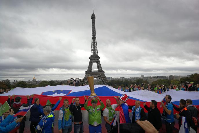 Pariz navijači | Slovenski navijači so preplavili Pariz, kjer se bo ob 17.30 začel finale evropskega prvenstva v odbojki. Kdo bo sedel na evropski prestol? Srbi ali Slovenci?  | Foto Sara Pakiž/Planet TV