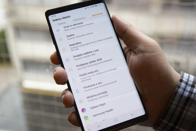 Aplikacija za pametno uro Samsung Galaxy Watch LTE na zaslonu povezanega pametnega telefona. | Foto: Bojan Puhek