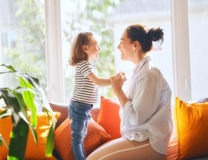 družina, mama, hči, okno | Foto: Getty Images