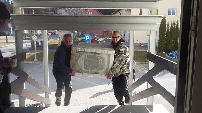 Ljudem, ki tega ne morejo sami, pomagajo pri dostavi večjih stvari.  | Foto: Udarnik MC Velenje