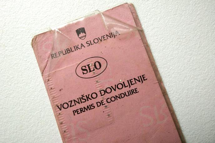 Vozniško dovoljenje | Po statističnih podatkih ministrstva je v obtoku še okoli 355 tisoč vozniških dovoljenj, izdanih na starih obrazcih. Od tega je približno 310 tisoč rožnatih papirnatih vozniških dovoljenj in 45 tisoč polikarbonatnih vozniških dovoljenj, ki potečejo konec letošnjega leta. | Foto Vid Libnik