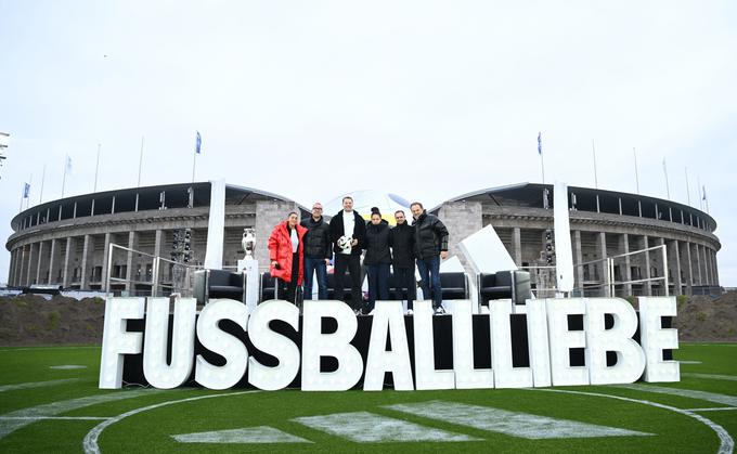 Športna napovedovalka Valentina Marceri, podpredsednik designa pri Adidasu Sam Handy, nemški vratar Manuel Neuer, nekdanja nogometašica Celia Sasic, nekdanji nogometaš Philipp Lahm in generalni direktor Adidasa Bjorn Gulden z uradno žogo Eura 2024. | Foto: Reuters