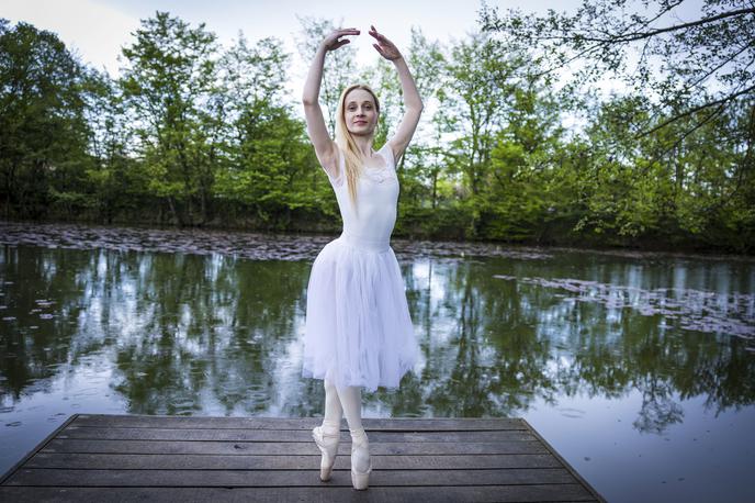 Ana Maria Radanovič | Z Ano Mario Radanovič smo se pogovarjali o študijskih letih v Ljubljani, Mariboru in Sankt Peterburgu, njeni službi in življenju čez lužo ter o tem, kaj si kot balerina želi početi v prihodnje. Zaupala nam je tudi, kakšnih pritiskov so v času študija in tudi po njem deležni baletni plesalci ter zakaj ima zaradi novoizvoljenega ameriškega predsednika Donalda Trumpa omejen vstop v ZDA. | Foto Ana Kovač