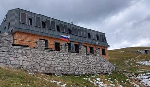 Kamniška koča na Kamniškem sedlu (1864 m)