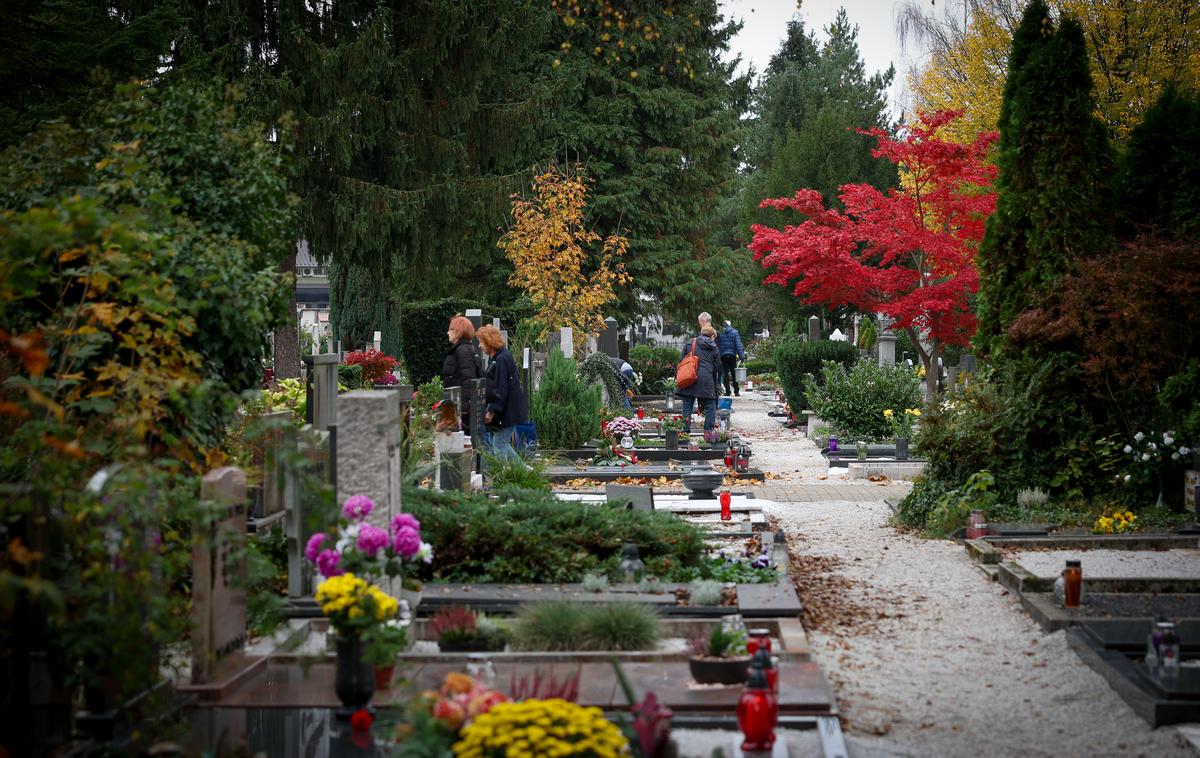 Dan mrtvih | Na 1. november ljudje množično obiskujejo grobove.  | Foto Ana Kovač