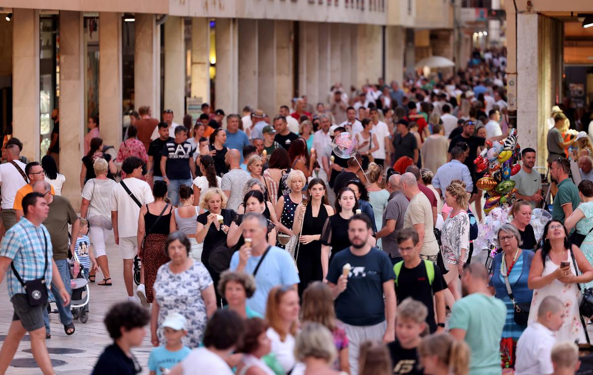 Zadar | V jadranskih županijah je bilo po podatkih Hrvaške turistične skupnosti (HTZ) za 3,4 odstotka ali okoli 155 tisoč turistov manj kot julija lani. | Foto STA