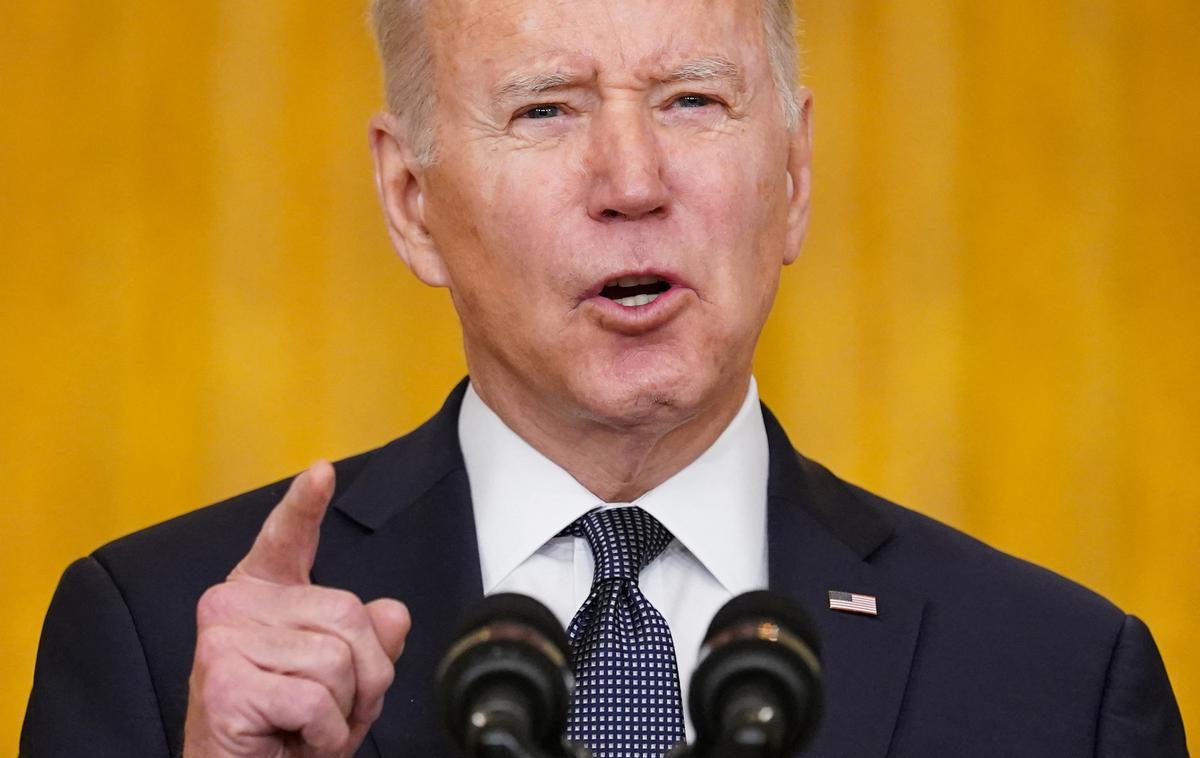 Biden | Biden je sicer dejal tudi, da "diplomatska pot še vedno obstaja" in da naj bi podrobnosti danes predstavil ameriški državni sekretar Antony Blinken, ko bo nagovoril Varnostni svet Združenih narodov. Predsednik ZDA je ob tem dejal še, da Putina ne namerava poklicati po telefonu. | Foto Reuters