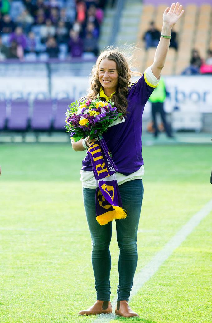 Tina Maze v dresu NK Maribor s številko 1. | Foto: Vid Ponikvar