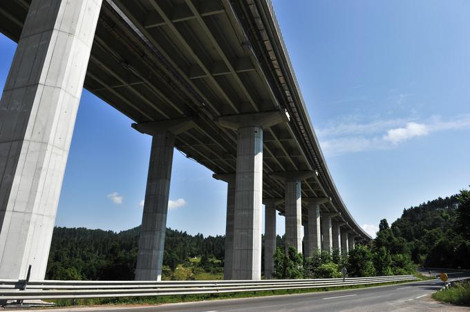 Pri prenovi so v viadukt Ravbarkomanda vgradili številne senzorje, s pomočjo umetne inteligence sedaj skupaj s podatki o prometu in vremenu ugotavljajo, kako se viadukt vede pod različnimi pogoji. | Foto: Gašper Pirman