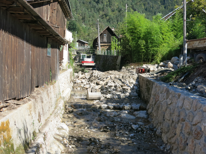 Celotno strugo potoka Bela so letos očistili plavin in vegetacije ter sanirali in dopolnili vse zidove ter brežna zavarovanja. Sanirali so tudi 28 pragov. | Foto: STA ,