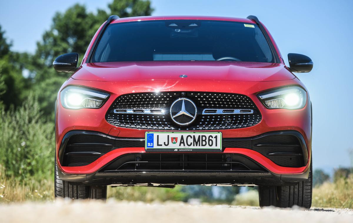 Mercedes-benz GLA | GLA sloni na enaki osnovi kot razred A, a je od njega višji za 17 centimetrov oziroma voznik sedi 14 centimetrov višje. | Foto Gašper Pirman