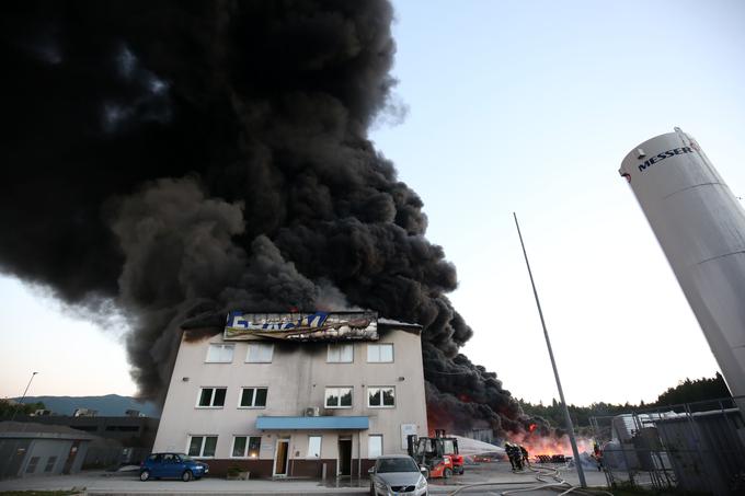 Vzrok požara še ni znan. Do zdaj je znano, da je najprej zagorelo na mlinu za repromaterial, požar pa je izbruhnil na glavnem stroju, ki proizvaja plošče stirodur. | Foto: Ljubo Vukelič/Občina Cerknica