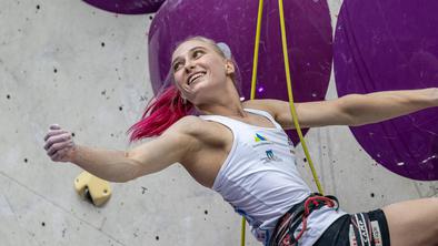 Janja Garnbret spet blestela, med deseterico tri Slovenke, v polfinalu sedmerica