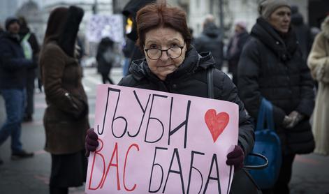 15 minut tišine v Beogradu z upokojenko Branko: "Tukaj stojim, da izkoreninimo zlo" #foto #video