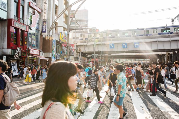 Tokio, ljudje | Prenovljeni zakoni bi omogočili delo od doma, krajši delovni čas, podjetja z več kot 300 zaposlenimi pa bi zavezali k razkritju podatkov o očetovskem dopustu. | Foto Guliverimage