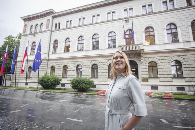 "Jaz ne želim manipulirati z ljudmi. Govorim iskreno. Kogar bo to pritegnilo, bo volil zame," pravi predsedniška kandidatka Nina Krajnik. | Foto: Bojan Puhek