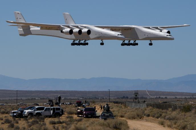 Letalo Stratolaunch Roc | Letalo lahko doseže največjo hitrost 853 kilometrov na uro (530 mph) in ima poleg svoje rekordne širine tudi zelo zavidljivo višino, od tal do najvišje točke je visok več kot 15 metrov. | Foto Reuters