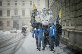 protest policistov pred vlado