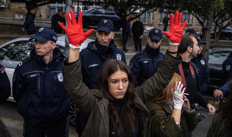 Na protestih v Beogradu po zrušenju nadstreška pozivi k odstopu ministra #video