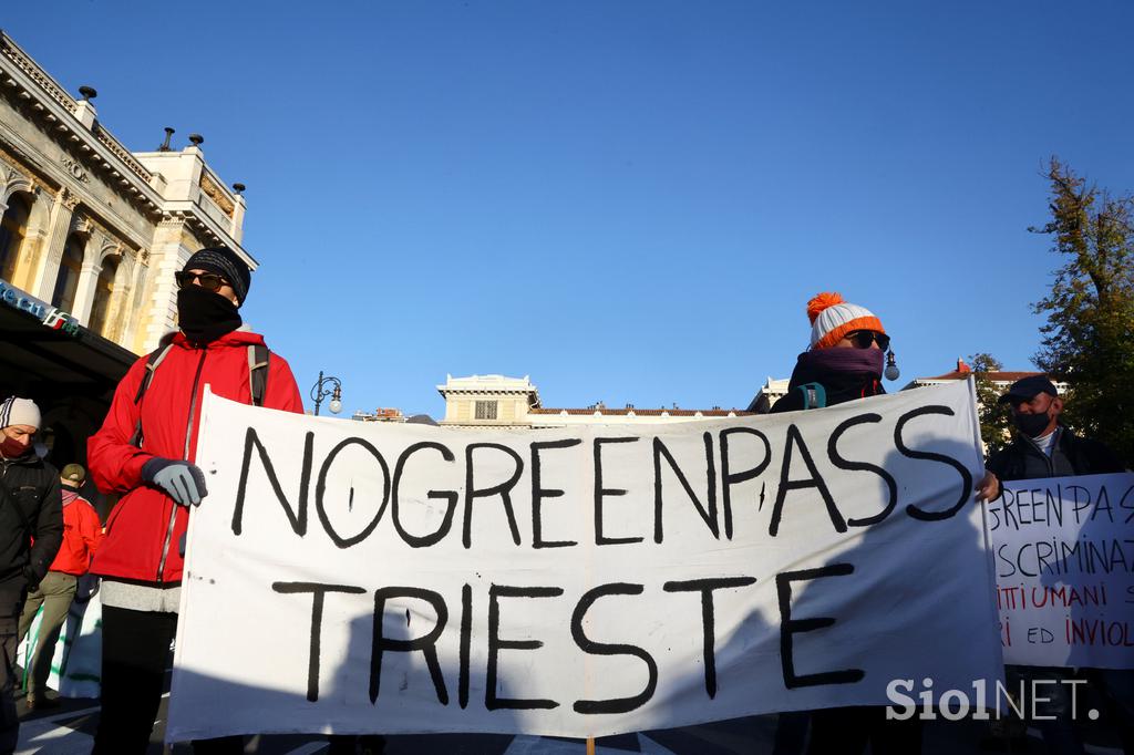 protest Trst proti covidnemu potrdilu 06112021