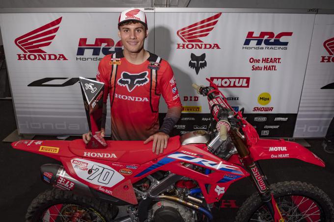 Gajser je zmago ekipnega kolega spremljal po televiziji in mu čestital prek družabnih omrežij. | Foto: Honda Racing/ShotbyBavo