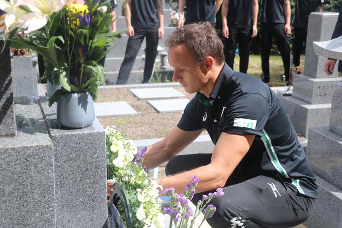 V Parku miru se vsako leto spomnijo na žrtve jedrskega napada na Hirošimo, v katerem je umrlo med 90 in 150 tisoč ljudi. Tudi ekipa JT Thunders jim vsako leto položi venec. | Foto: Osebni arhiv Tineta Sattlerja