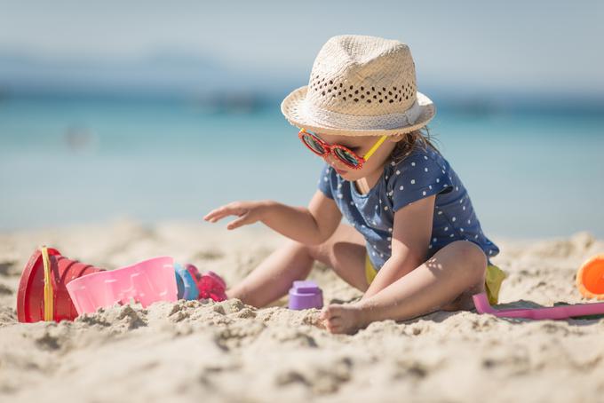 V slovenščini in češčini obstajajo popolnoma iste besede, ki pa imajo popolnoma drugačen pomen. Tako je otrok v češčini suženj. Menda zato Čehi v Sloveniji za zabavo kupujejo nalepke za osebna vozila, na katerih piše Otrok v avtu (Čehi to razumejo kot suženj v avtu). Obratno je pri besedi chlapec (hlapec), ki v češčini pomeni fant. | Foto: Getty Images