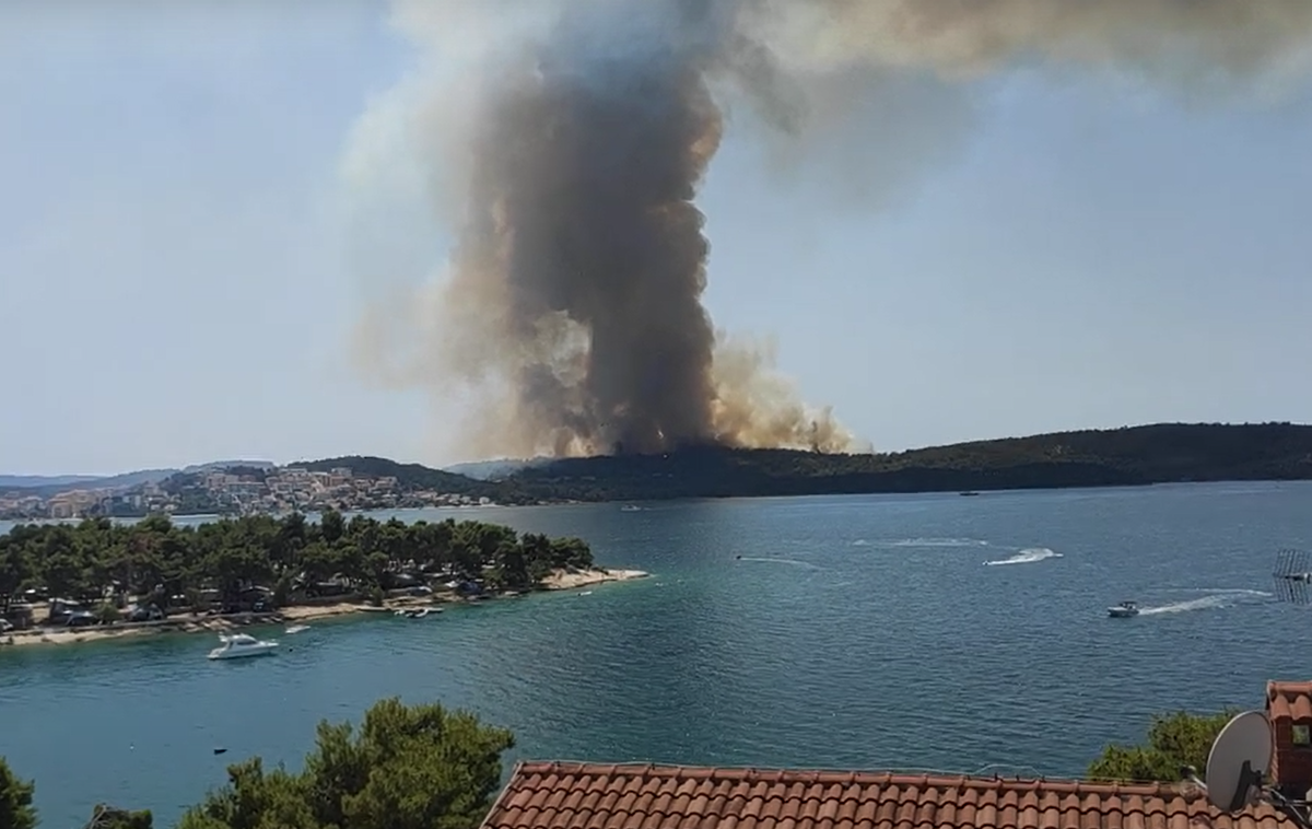 Čiovo | Požar na otoku Čiovo se hitro širi. | Foto YouTube / Posnetek zaslona