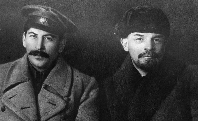 Vladimir Putin komunistična revolucionarja Lenina (desno) in Stalina (levo) pogosto ocenjuje z zornega kota ruskega imperializma. Zato je bolj kritičen do Lenina kot do Stalina. Lenin je na primer grajal velikoruski šovinizem in je neruskim narodom v okviru svoje sovjetske partijske diktature omogočil formalno ohranitev republik. Zvezne republike, kot je bila tudi Ukrajina, so imele po sovjetski ustavi tudi pravico do izstopa iz Sovjetske zveze (ta pravica je bila seveda zaradi partijske diktature le črka na papirju, a je po drugi strani v času zloma komunizma leta 1991 omogočila razpad Sovjetske zveze). Stalin je bil na drugi strani kljub svojem neruskemu izvoru manj naklonjen neruskim narodom. Stalin je v Putinovi Rusiji hvaljen tudi zaradi svojega boja proti Hitlerjevi Nemčiji. Putin sovjetski boj proti nacistični Nemčiji med letoma 1941 in 1945 propagandno izkorišča tudi za upravičevanja svoje "denacifikacije" Ukrajine. Primerjava vojne proti nacistični Nemčiji in današnje vojne proti neodvisni Ukrajini je seveda zmotna in zgodovinsko nevzdržna. | Foto: Getty Images