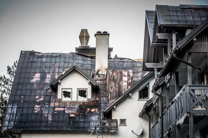 Ostrešje in mansardni del, kjer so bile sobe, sta popolnoma uničena, v nižjih nadstropjih pa je škodo povzročila le voda, je povedal Režek. | Foto: vid ponikvar